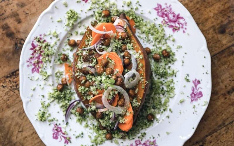 Patate douce épicée et semoule de brocoli